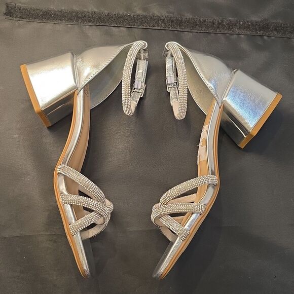 BRAND NEW DELICIOUS RHINESTONE-EMBELKISHED TRIPLE-STRAP LOW BLOCK SANDAL - Picture 15 of 16